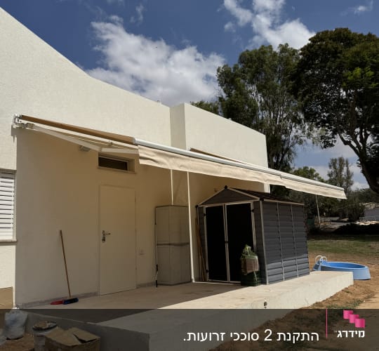 מרפסת עם סוכך מותקן על קיר חיצוני